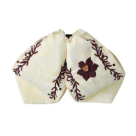 Charro White Diamond blanco con flor vino bordada