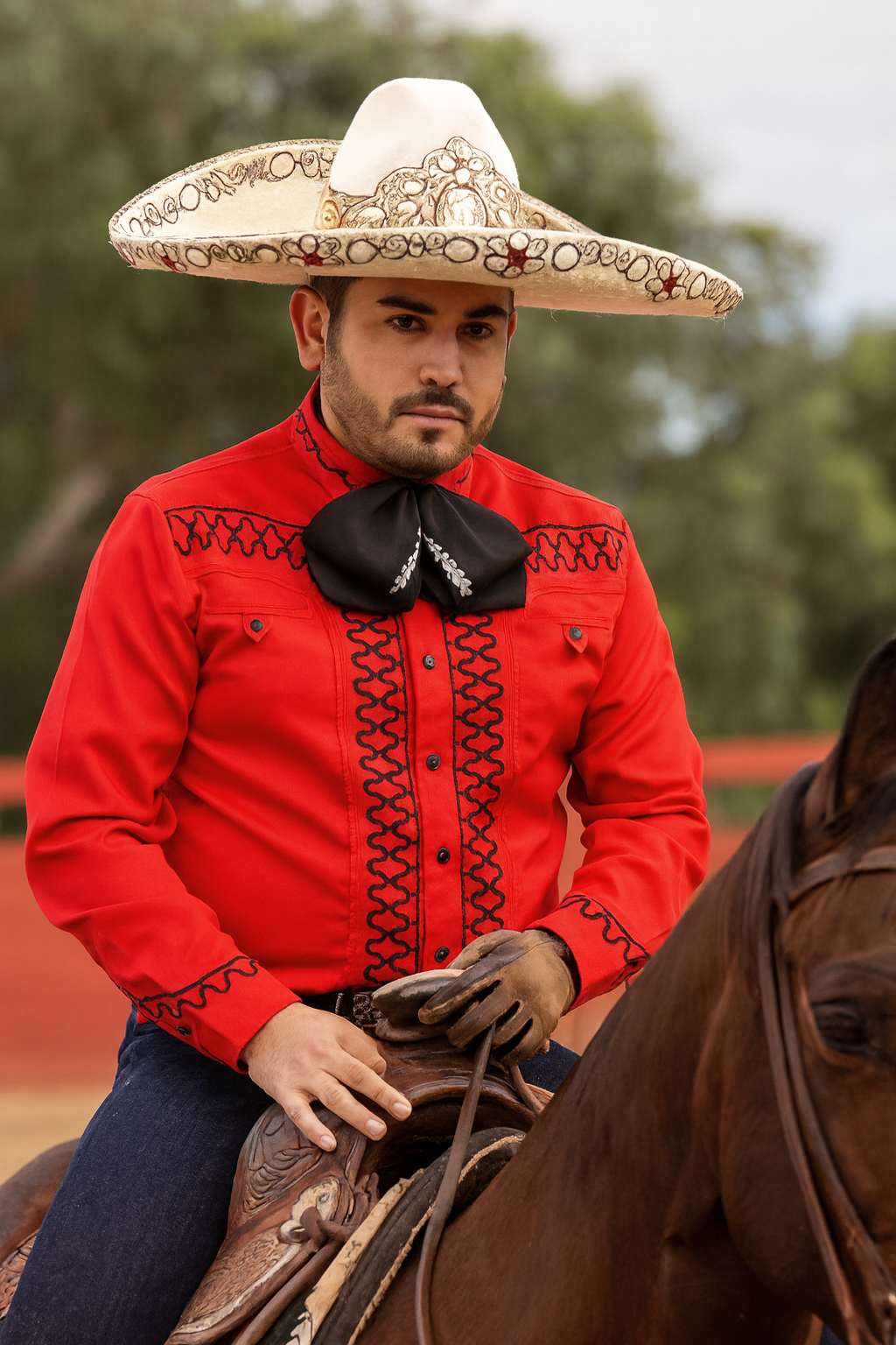 Camisas charras para hombre en varios colores y estilos, confeccionadas con materiales de alta calidad que reflejan la elegancia y tradición mexicana.