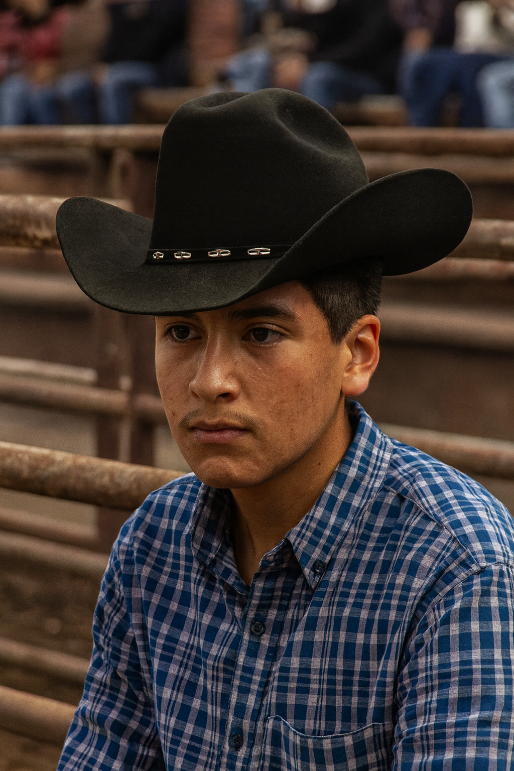 Joven vaquero mexicano usando sombrero Chaparral negro en un rodeo