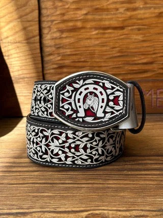 Cinturón de cuero con diseño de caballo blanco y detalles rojos, hebilla metálica