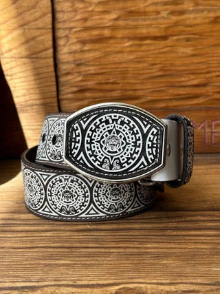 Cinturón de cuero café con diseño floral blanco estilo azteca y hebilla metálica