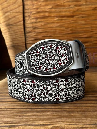 Cinto de cuero café con grecas rojas y hebilla de metal para hombre