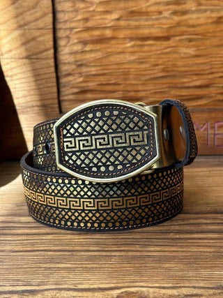 Cinturón de cuero color oro con diseño de grecas y hebilla metálica