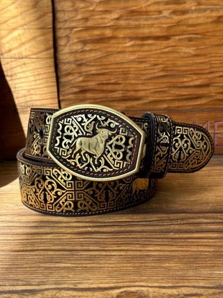 Cinto de cuero color miel con diseño de toro en oro y hebilla de