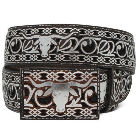 Cinto de cuero en color plata con diseño de toro en negro y hebilla de metal