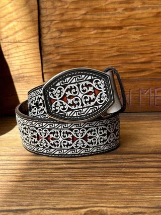 Cinto de cuero artesanal en tono miel con flores en café y hebilla de metal