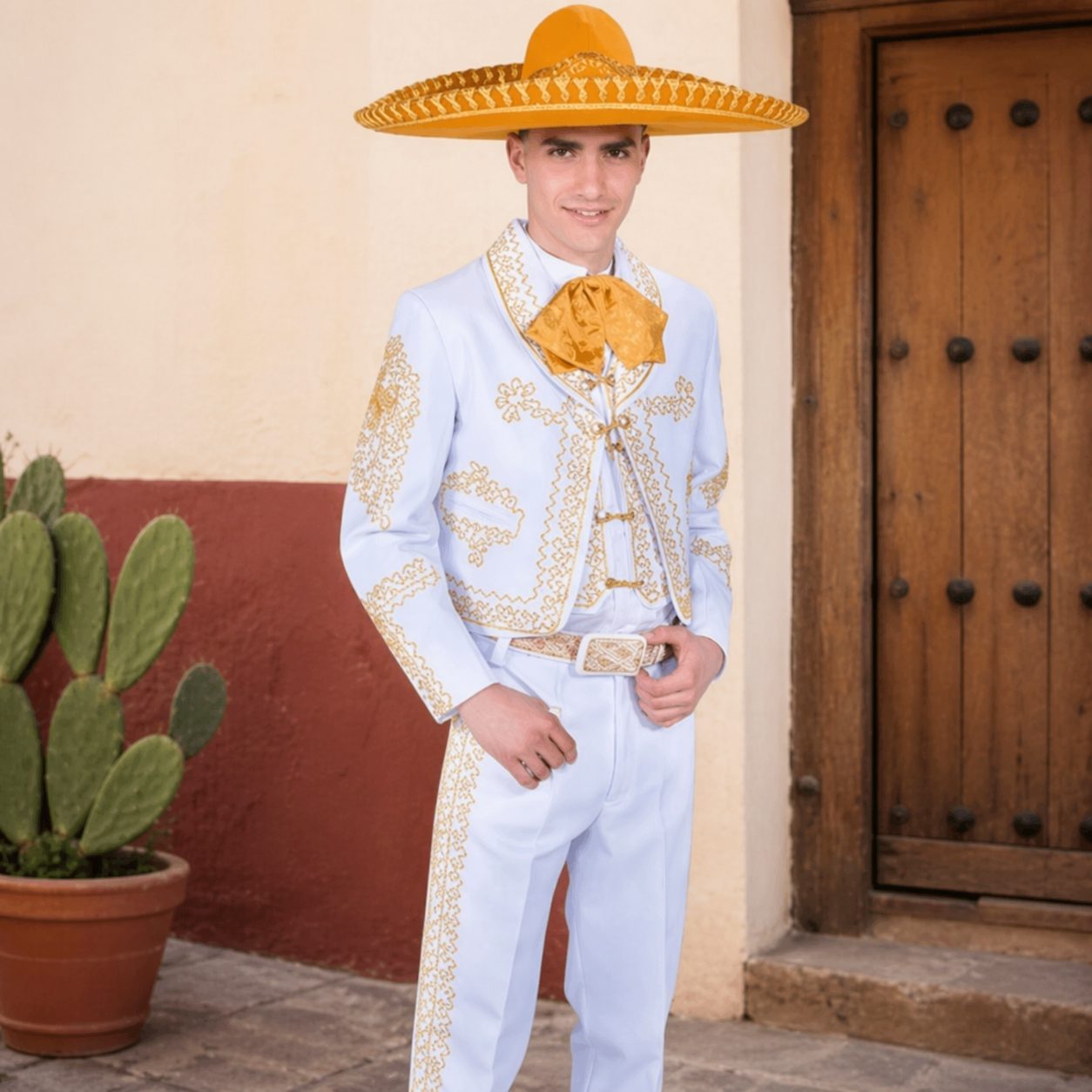 Traje Charro Blanco Bordado de Oro– Hombre, Importado de México