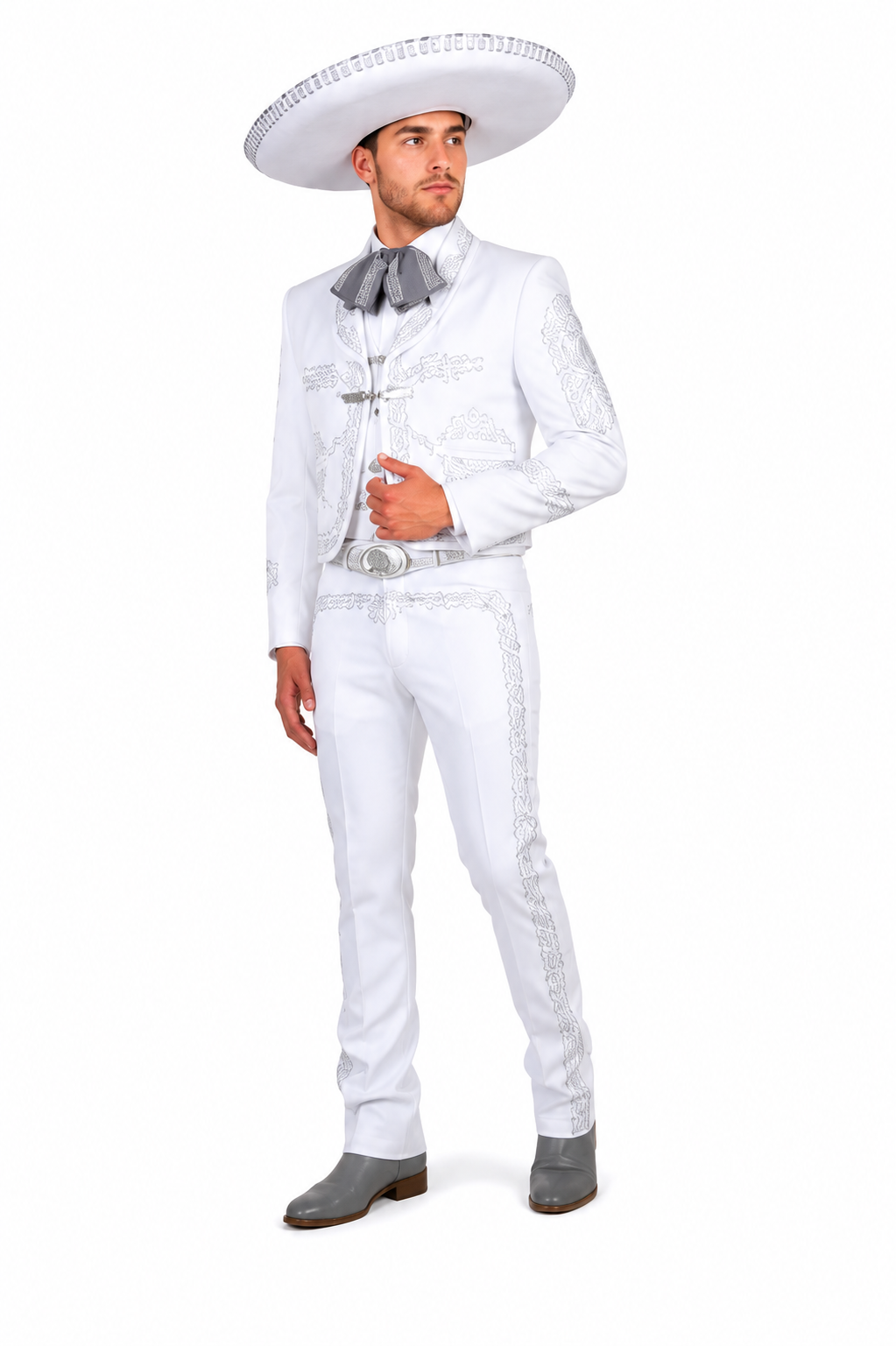 Traje de charro blanco para mariachi con bordados plateados, sombrero blanco, moño gris y botines de piel.