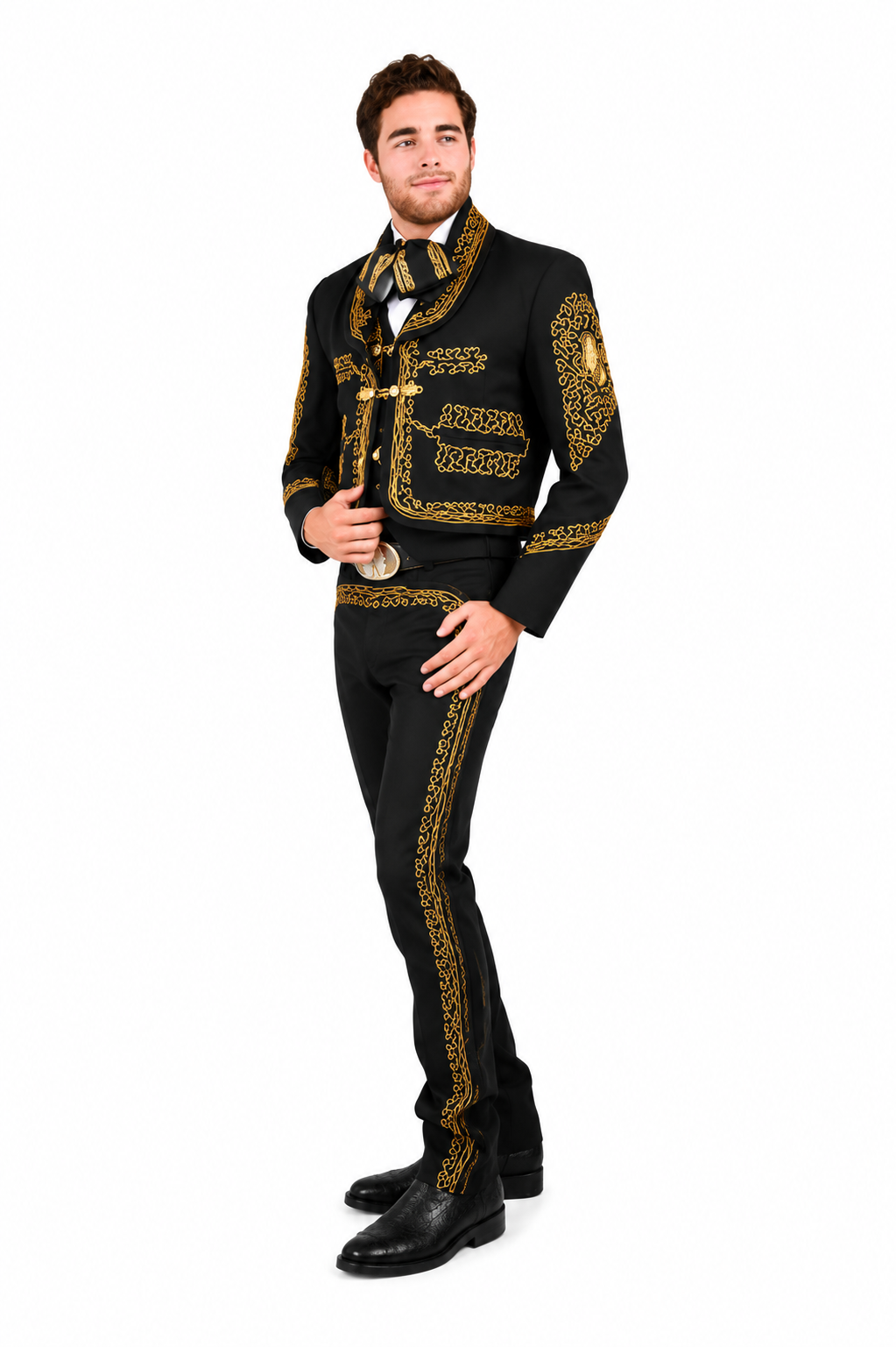 Elegante traje de mariachi negro con bordados dorados, corte tradicional y acabados artesanales para músicos y presentaciones.