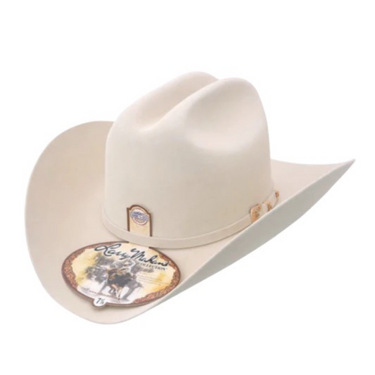 A Larry Mahan 30X Estilo Opulento cowboy hat in silver belly color, featuring a classic cattleman style crown and a decorative band with a metallic brooch.