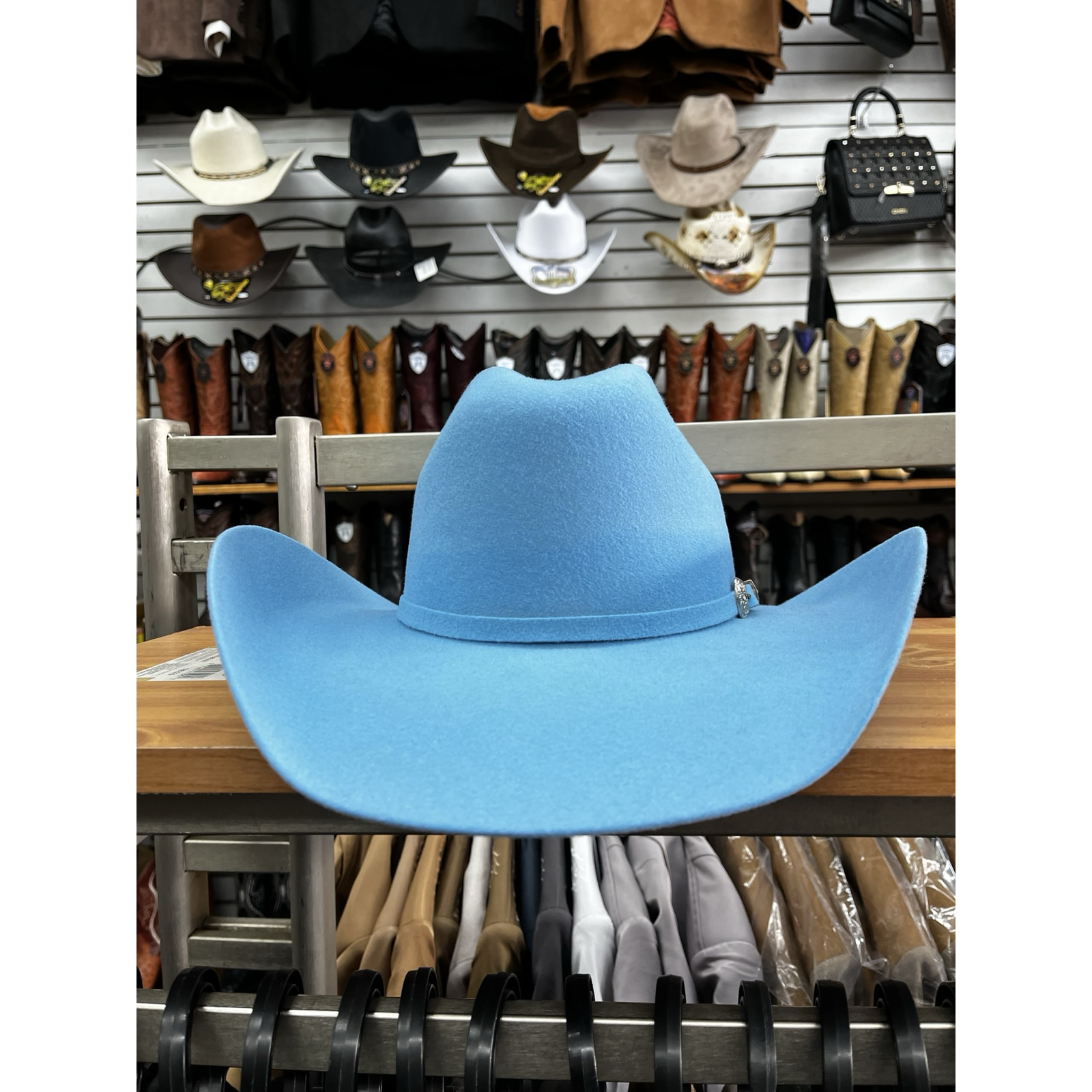 Sombrero vaquero para mujer color azul cielo, texana de moda estilo western moderno.