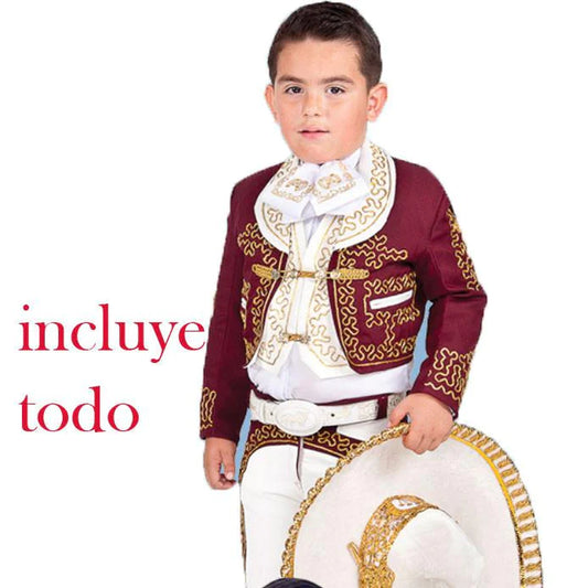 A young boy wearing a traditional charro suit with embroidery and a sombrero, holding a lasso, with the text 'incluye todo' indicating that it includes all the necessary items for the outfit.